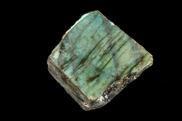 Macro del minerale di pietra Labradorite su sfondo nero