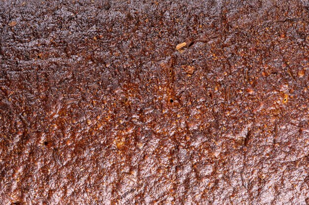 Macro dettaglio del primo piano del fondo in bianco di struttura del pane marrone