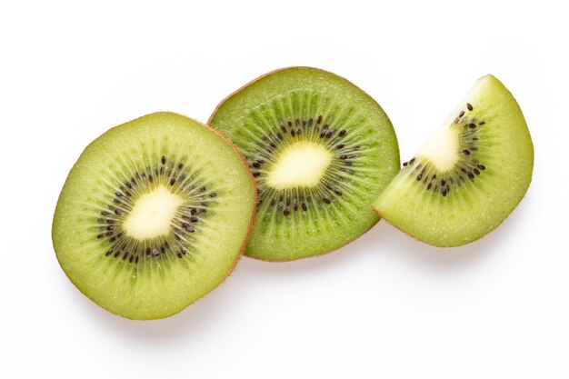 Macro di fette di kiwi. Kiwi maturo frutto isolato su superficie bianca. laici piatta.