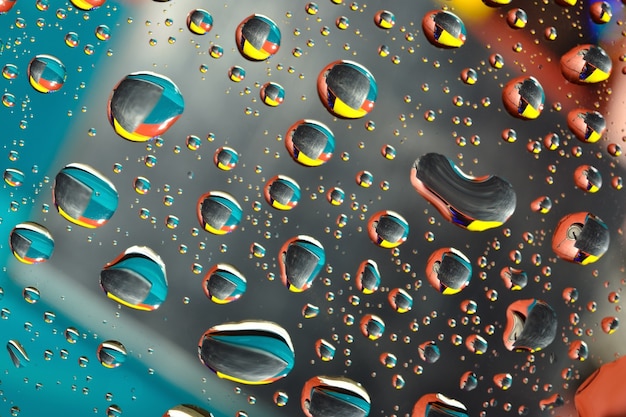 Macro di gocce d'acqua su sfondo multicolore. Messa a fuoco selettiva.