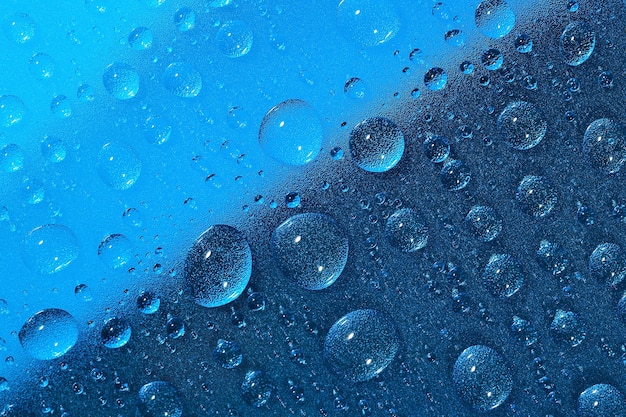 Macro di gocce d'acqua sulla superficie blu
