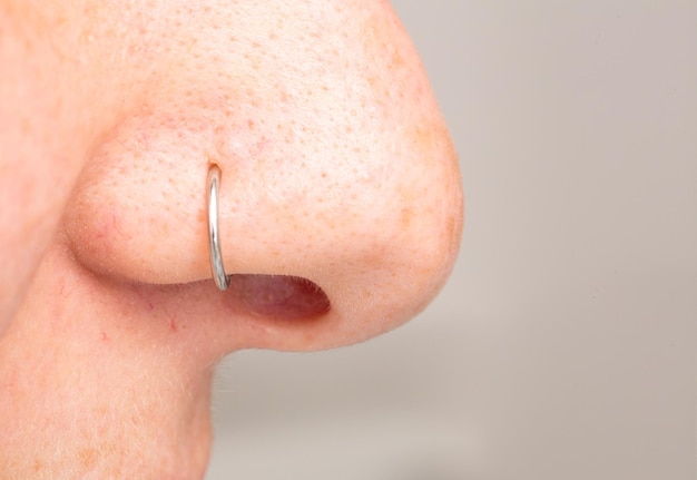 Macro di naso femminile con piercing