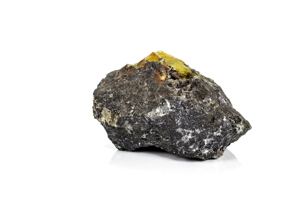 Macro di pietra minerale Anglesite in Galena su sfondo bianco