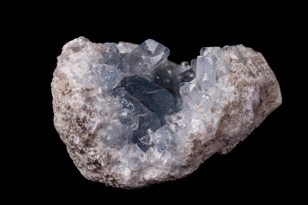 Macro di pietra minerale Celestino su microclino su sfondo nero