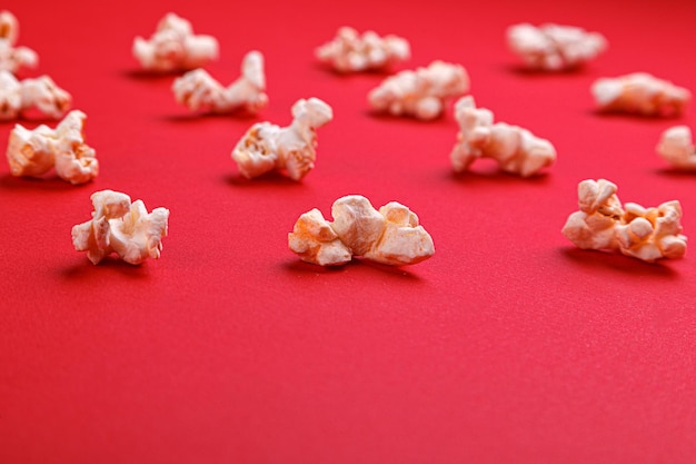 Macro di popcorn su sfondo rosso