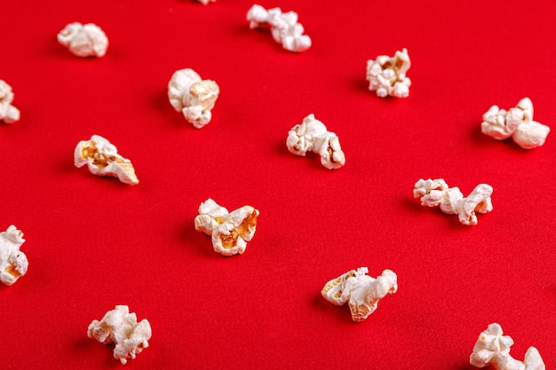 Macro di popcorn su sfondo rosso