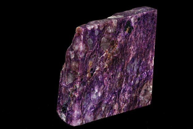 Macro di un minerale di pietra Charoite su sfondo nero