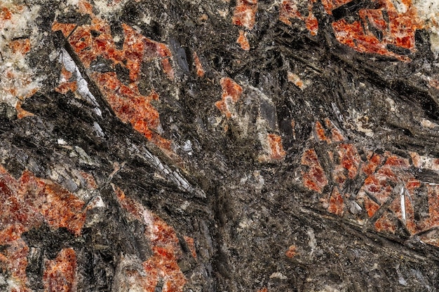 Macro di un minerale di pietra Stibnite su sfondo bianco