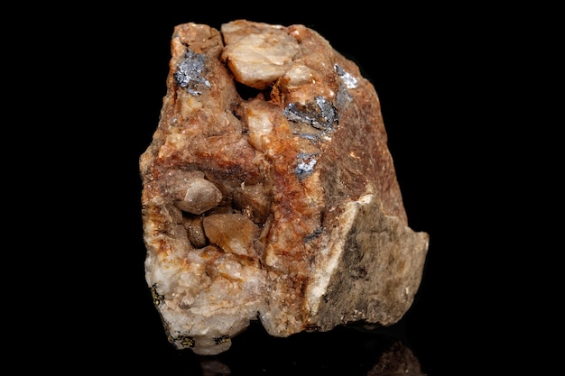 Macro di una pietra minerale Boulangerite su sfondo nero