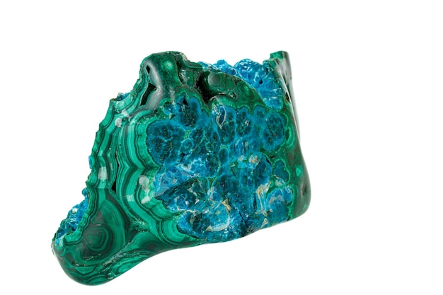 Macro di una pietra minerale Chrysocolla Malachite su sfondo bianco da vicino