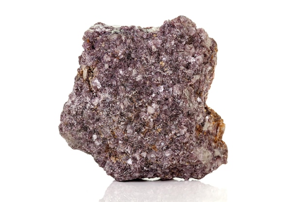 Macro di una pietra minerale di cianite di cromo su sfondo bianco