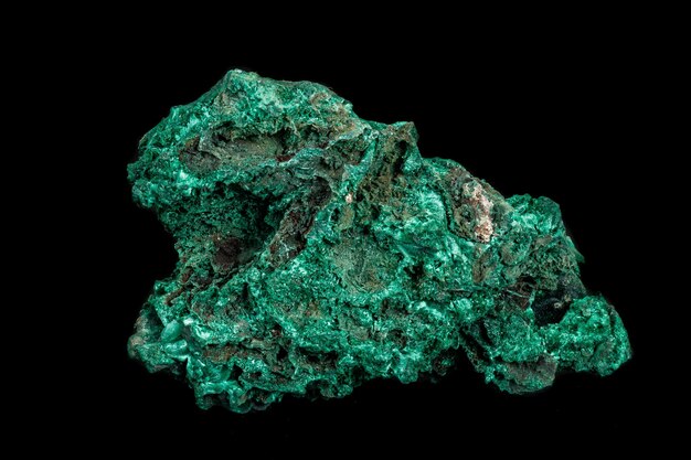 Macro di una pietra minerale Malachite su sfondo nero