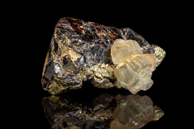 Macro di una pietra minerale Sfalerite con fluorite e pirite su sfondo nero da vicino