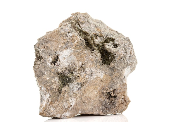 Macro di una pietra minerale Vesuvianite su sfondo bianco