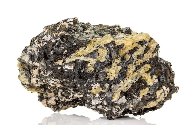 Macro di una pietra minerale Vesuvianite su sfondo bianco