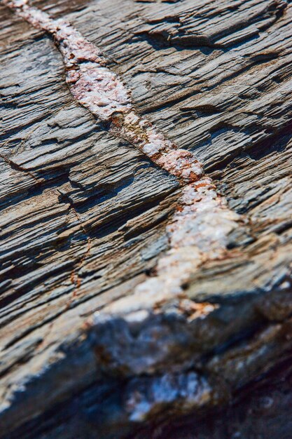 Macro di vena di quarzo minerale che attraversa strati di roccia