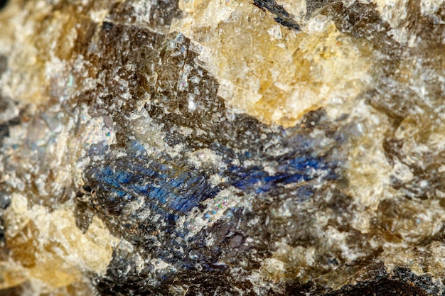 Macro labradorite di pietra minerale su sfondo nero