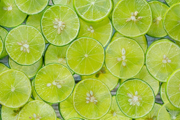 Macro LimeFresh lime fette come sfondoLemon e lime verde sovrapposte fette closeup backgro