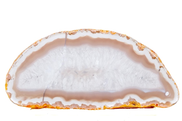 Macro minerale agata arancione in cristalli su sfondo bianco