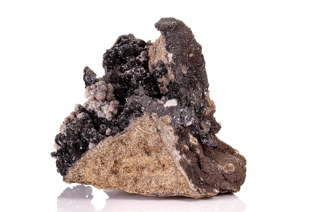 Macro minerale di malta di pietra su sfondo bianco