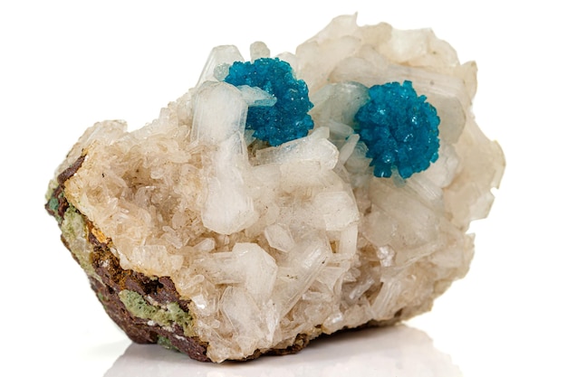 Macro minerale di pietra Cavansite su sfondo bianco