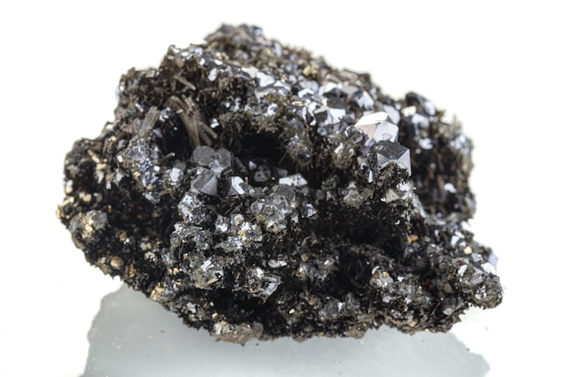 Macro minerale di pietra Quarzo Sfalerite Galena pirite su sfondo bianco