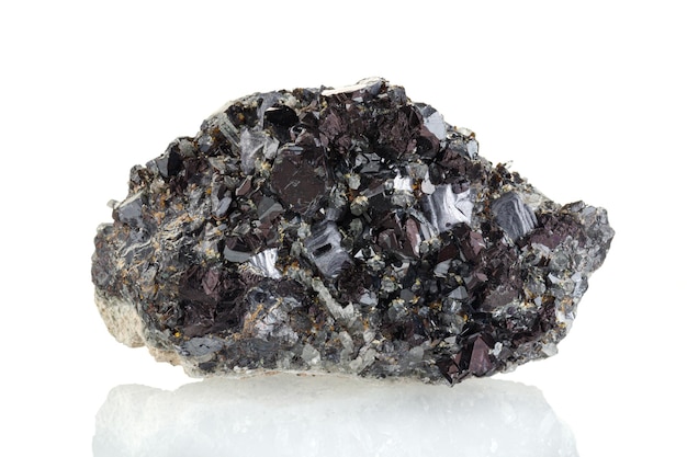 Macro minerale di pietra Quarzo Sfalerite Galena pirite su sfondo bianco