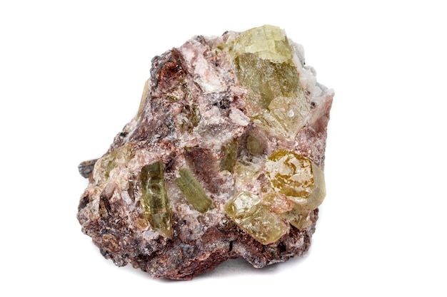 Macro minerale stonexApatite dorata su sfondo bianco