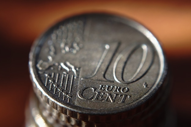Macro piastrellatura di una moneta da dieci centesimi dell'unione europea