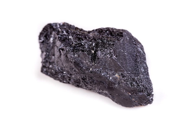 Macro pietra minerale acetosa tormalina nera su sfondo bianco