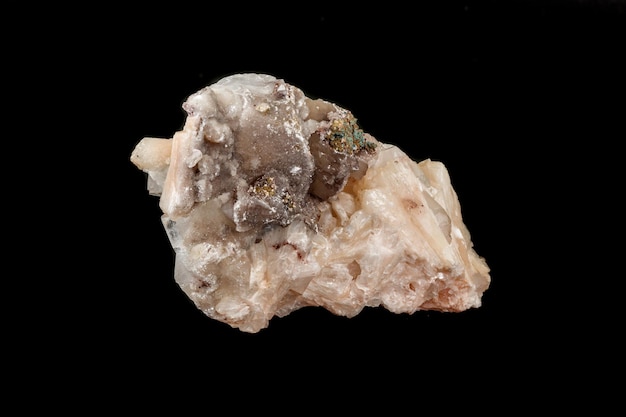 Macro pietra minerale albite su bianco nero primo piano