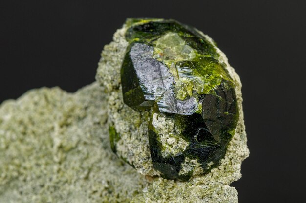 Macro pietra minerale Andradite su sfondo nero