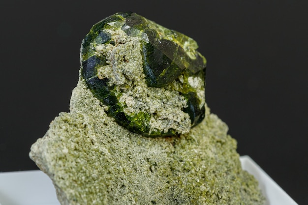 Macro pietra minerale Andradite su sfondo nero