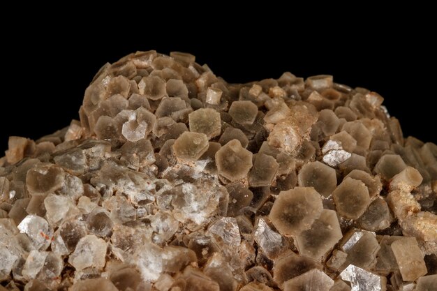 Macro pietra minerale Aragonite su sfondo nero