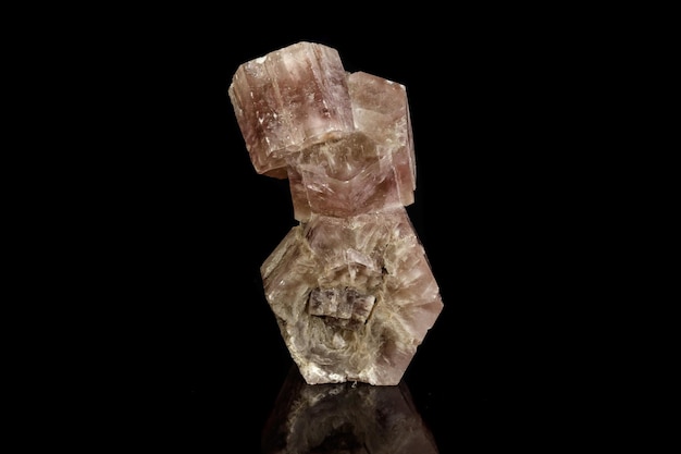 Macro pietra minerale Aragonite su sfondo nero