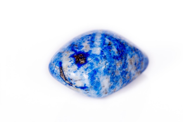 Macro pietra minerale blu lapislazzuli afghanistan su sfondo bianco