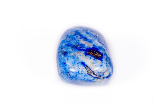 Macro pietra minerale blu lapislazzuli afghanistan su sfondo bianco