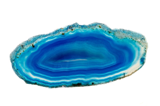Macro pietra minerale Blue Agate allevare uno sfondo bianco