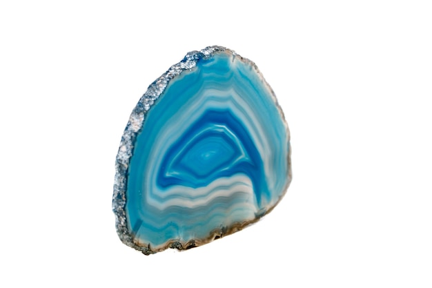 Macro pietra minerale Blue Agate allevare uno sfondo bianco