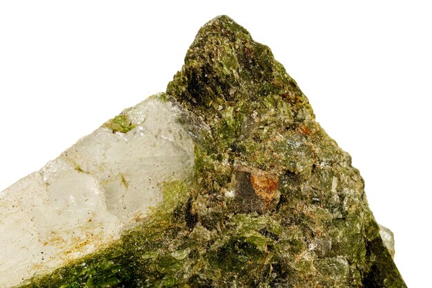 Macro pietra minerale Datolite su sfondo bianco