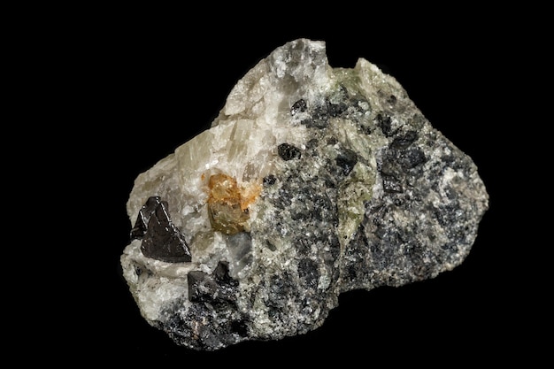 Macro pietra Minerale di apatite e magnetite in parata su sfondo nero