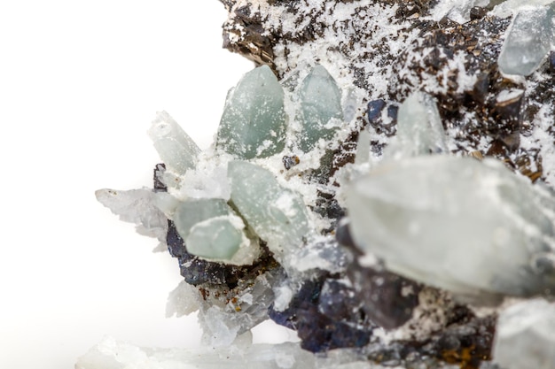 Macro pietra minerale Druso quarzo con sfalerite nella roccia uno sfondo bianco