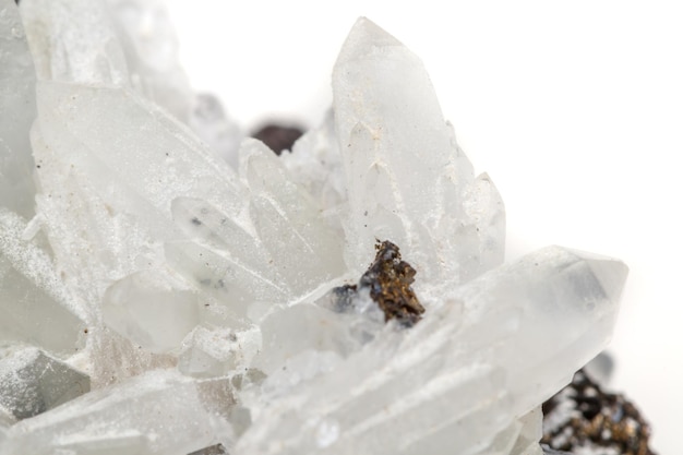 Macro pietra minerale Druso quarzo con sfalerite nella roccia uno sfondo bianco