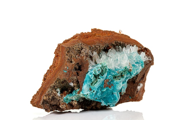 Macro pietra minerale emimorfite su sfondo bianco