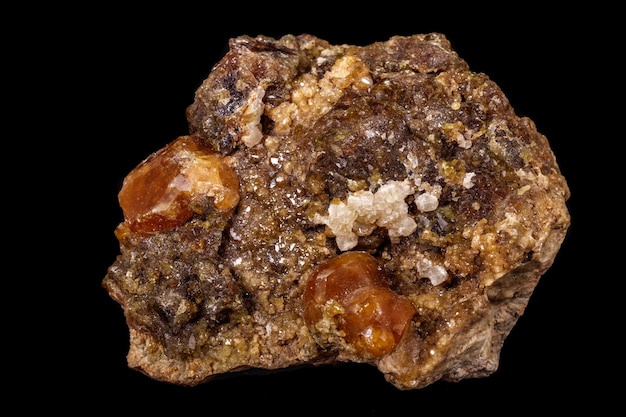 Macro pietra minerale Epidoto granato grossolano su sfondo nero