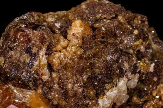 Macro pietra minerale Epidoto granato grossolano su sfondo nero