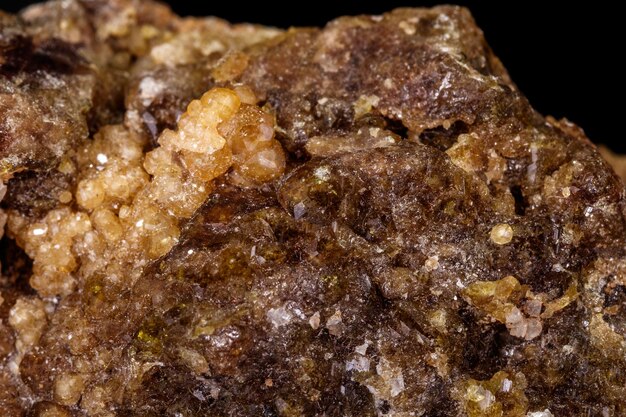 Macro pietra minerale Epidoto granato grossolano su sfondo nero