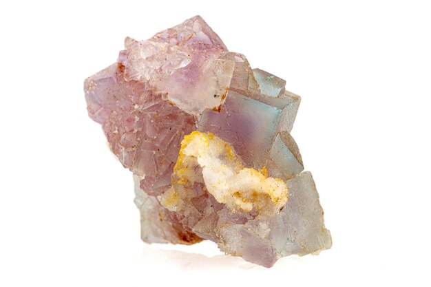 Macro pietra minerale fluorite barite su sfondo bianco