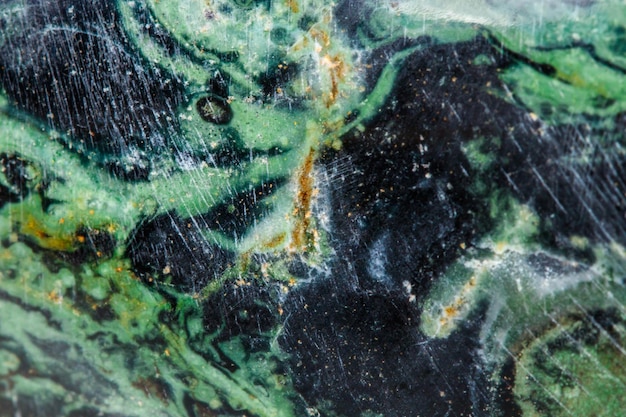 Macro pietra minerale jasper kambaba su sfondo bianco