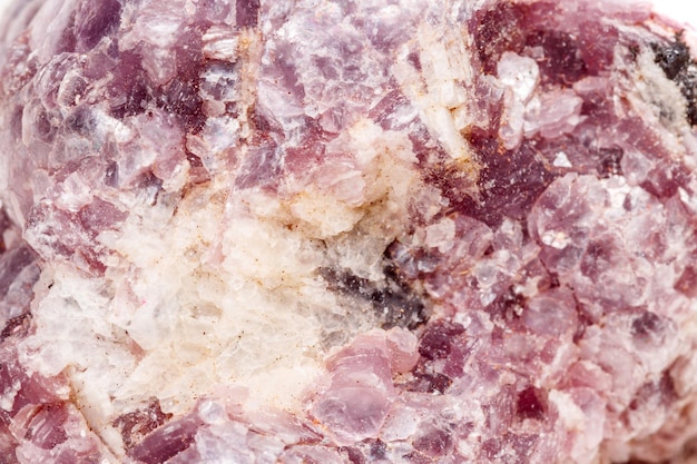 Macro pietra minerale Lepidolite nella roccia uno sfondo bianco